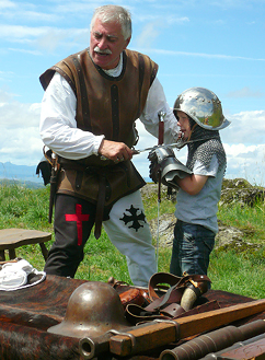 Enfant déguisé en chevalier au Château de Mauzun