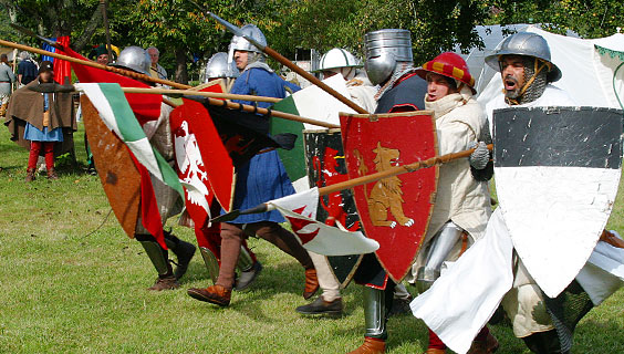 Attaque de chevaliers pendant les fêtes médievales à Mauzun