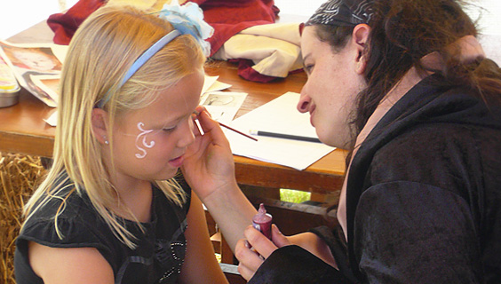 Séance maquillage pour les enfants pendant les fêtes médievales à Mauzun